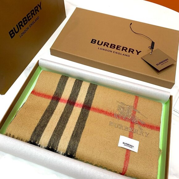 Burberry Women's Scarf - Picture 4 of 7